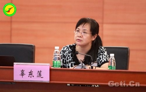 (广州市职业技术教研室副主任辜东莲在作报告)